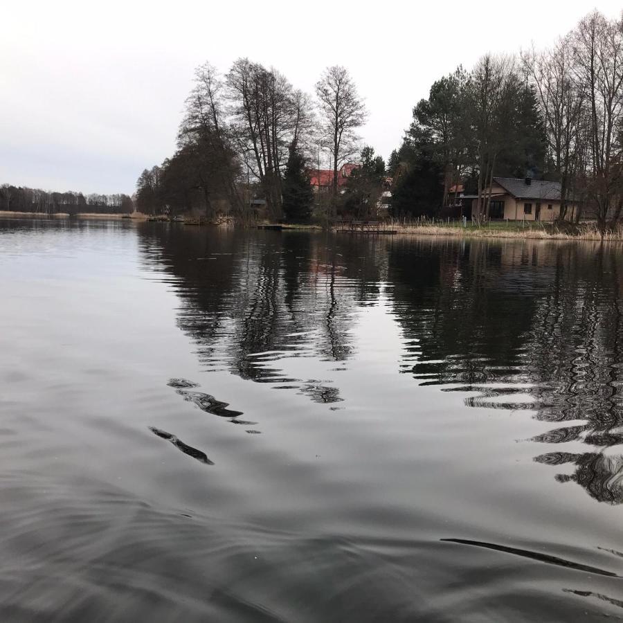 Urokliwy Domek Nad Brzegiem Jeziora Lubiatow  Luaran gambar