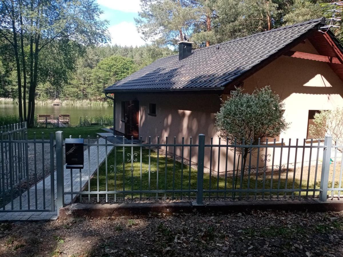 Urokliwy Domek Nad Brzegiem Jeziora Lubiatow  Luaran gambar