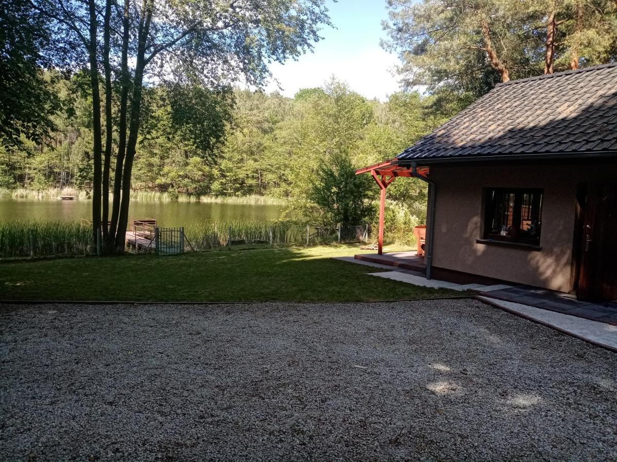 Urokliwy Domek Nad Brzegiem Jeziora Lubiatow  Luaran gambar