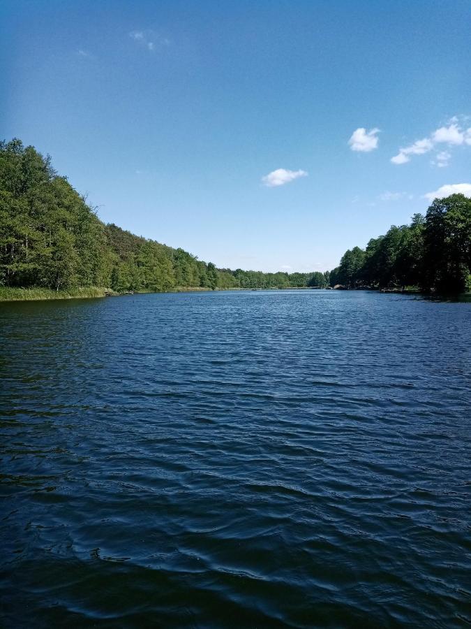 Urokliwy Domek Nad Brzegiem Jeziora Lubiatow  Luaran gambar